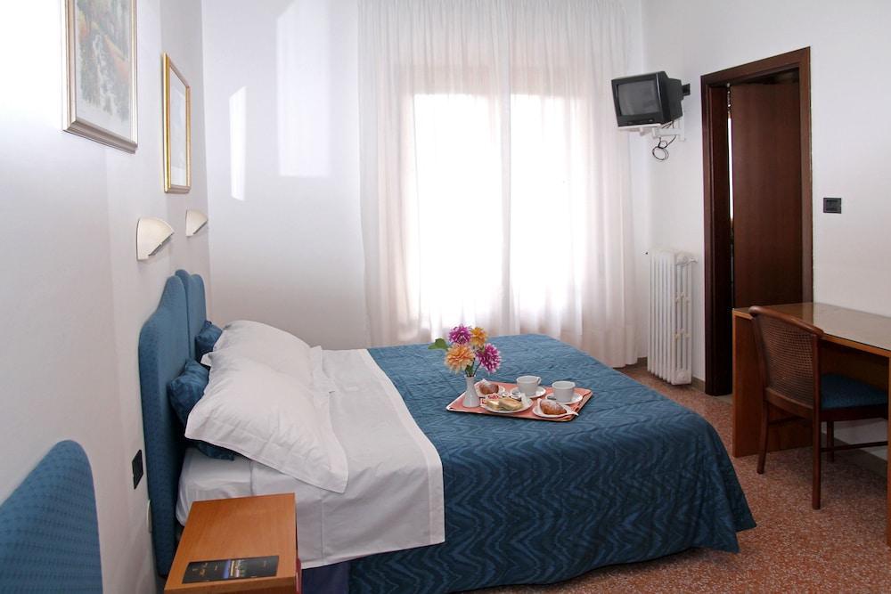 Family Hotel Como Ривизондоли Экстерьер фото