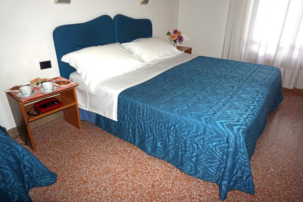 Family Hotel Como Ривизондоли Экстерьер фото